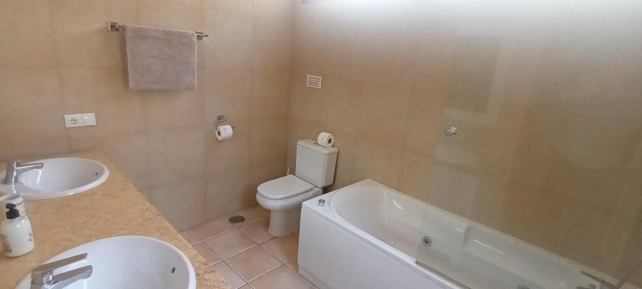 Beautiful, Spacious Villa, Heated Pool, Sleeps Eight, With Quality Furnishings Caleta De Fuste Esterno foto